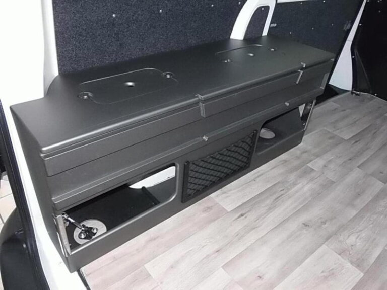 Kit ancho con pies de cama montado en una Volkswagen Furgón Corta