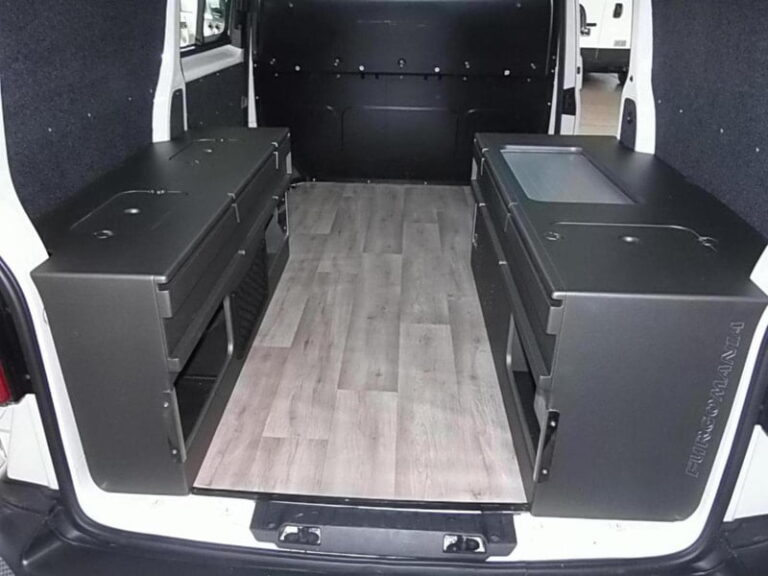 Kit ancho con pies de cama montado en una Volkswagen Furgón Corta