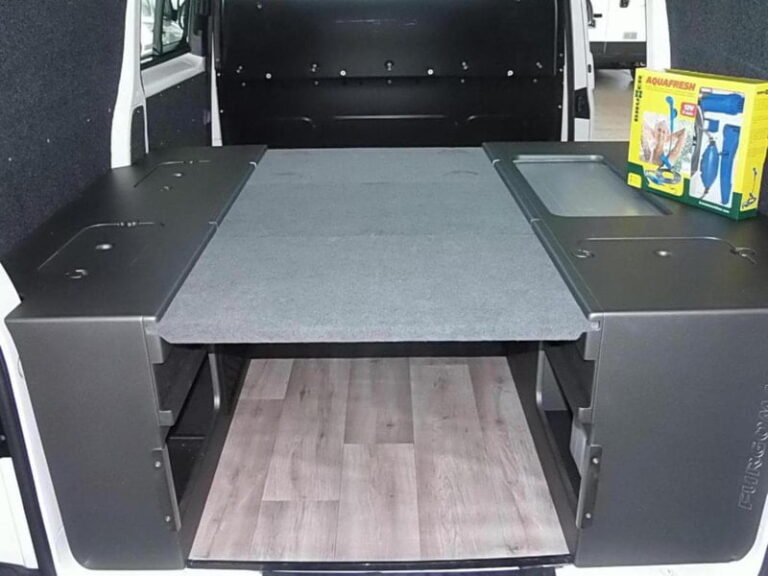Kit ancho con pies de cama montado en una Volkswagen Furgón Corta
