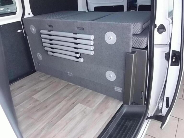 Kit ancho con pies de cama montado en una Volkswagen Furgón Corta
