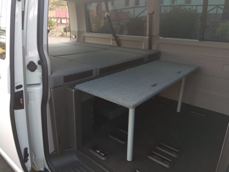 Kit ancho con pies de cama montado en una Volkswagen Furgón Corta
