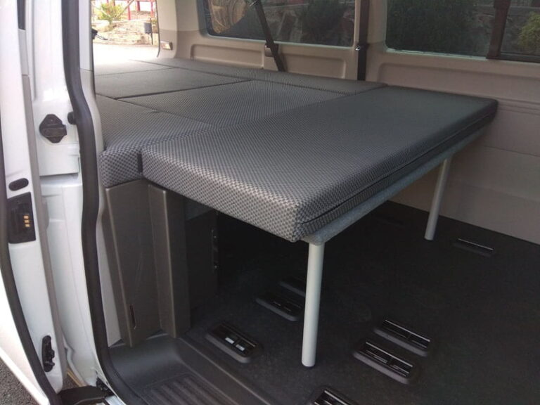 Kit ancho con pies de cama montado en una Volkswagen Furgón Corta