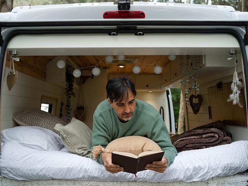 hombre leyendo