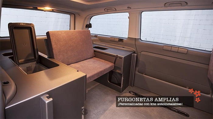 Las furgonetas camper van disponen de un interior amplio y muy confortable. Desde kits cama hasta nevera o mesas para que puedas disfrutar en camping, montaña, playa o rutas al aire libre.