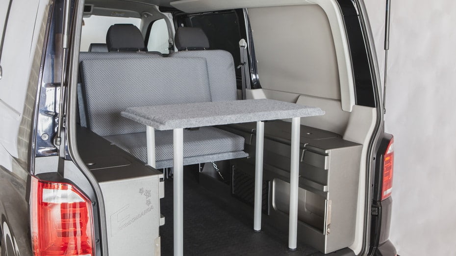 mesa para furgonetas camper, ejemplo de como quedaria montada con los kits de Furgomania