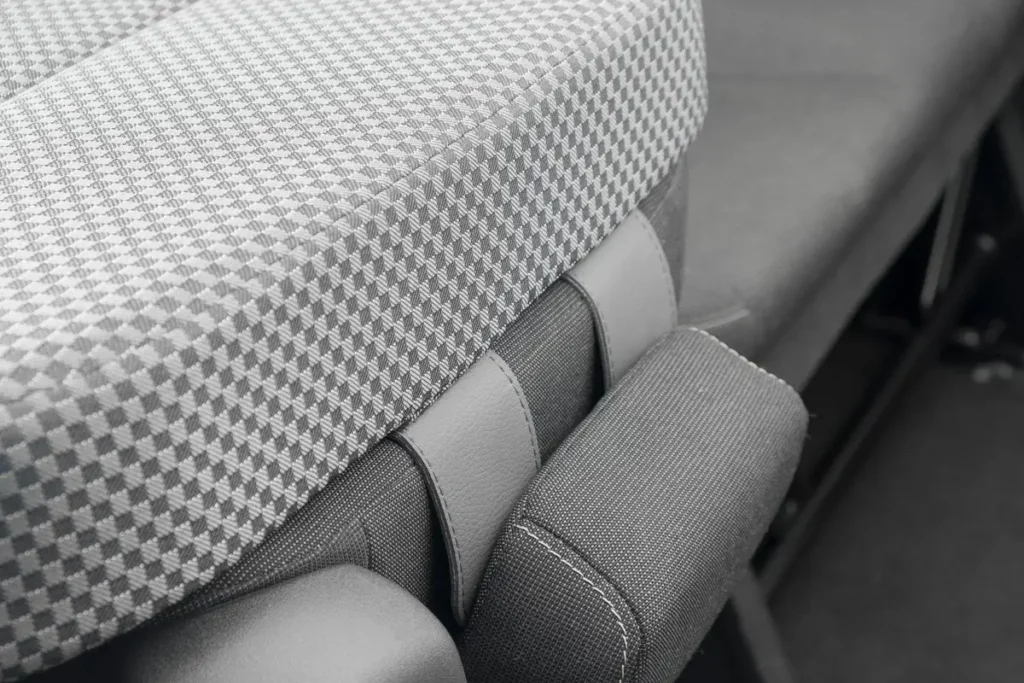 Detalle del tapizado: pique, costuras y ribete de la colchoneta