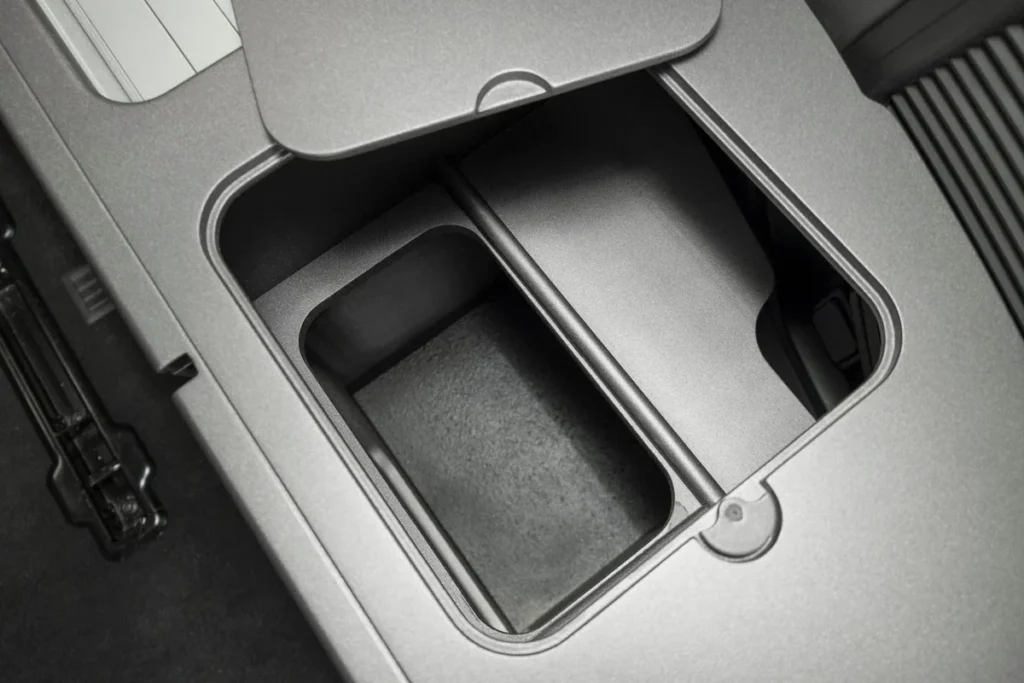 Cajon interior moldeado, con separador y cantos redondeados