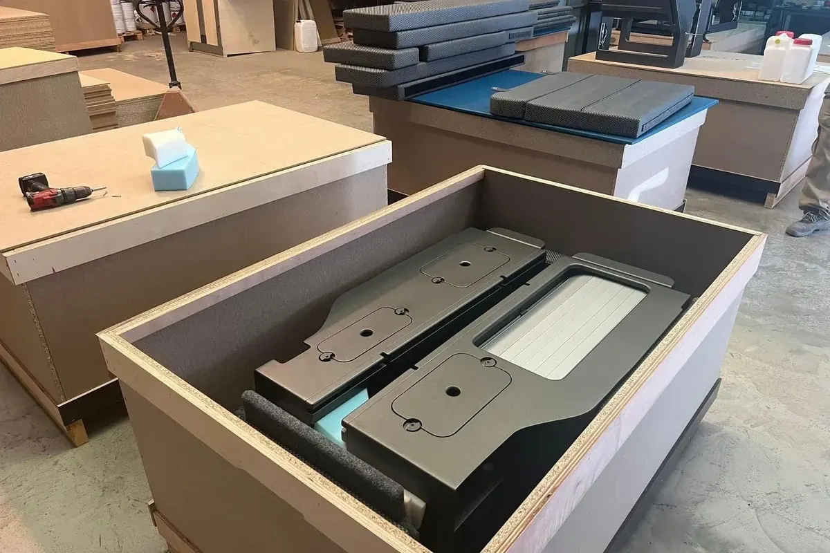 Caja de madera abierta con el kit calzado en su espuma de protección