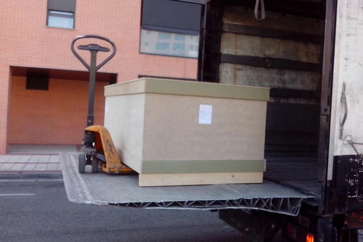 La caja del kit sobre el elevador del camión, lista para la entrega