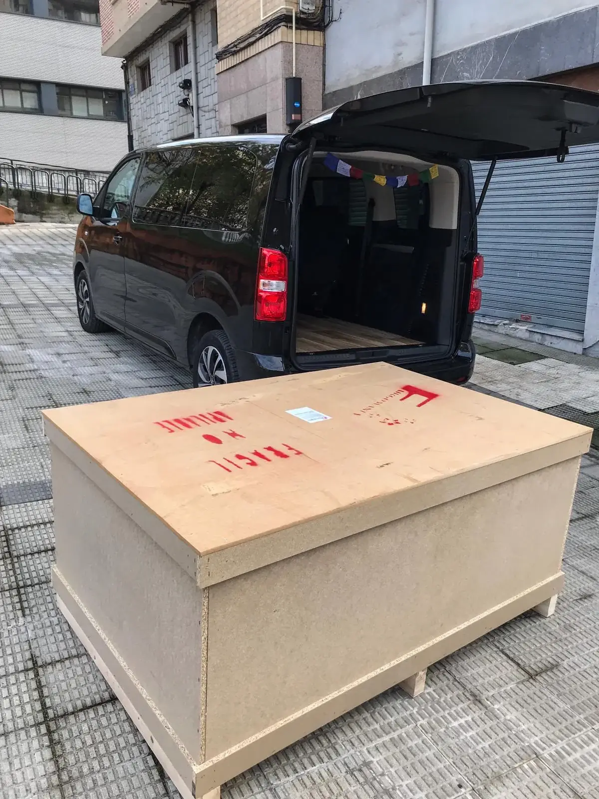 La caja del kit recién entregada junto a la furgoneta del cliente