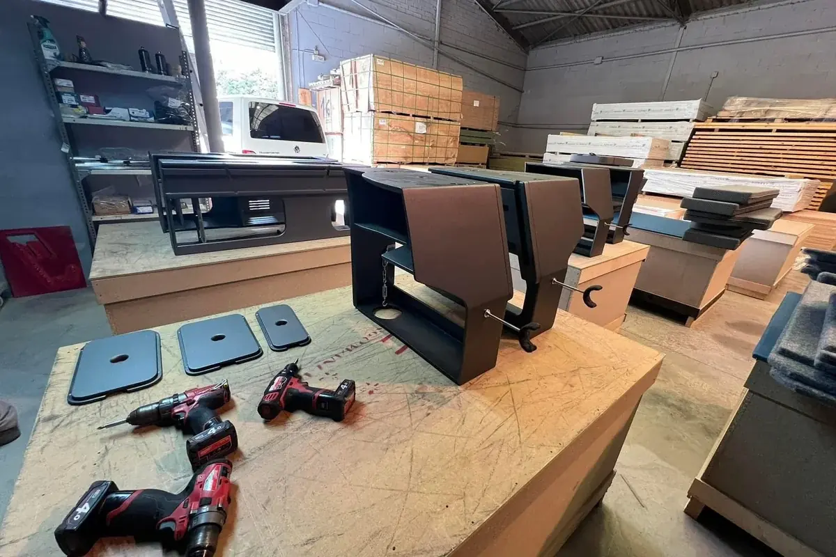 Piezas del kit sobre el banco de trabajo, con las atornilladoras al lado